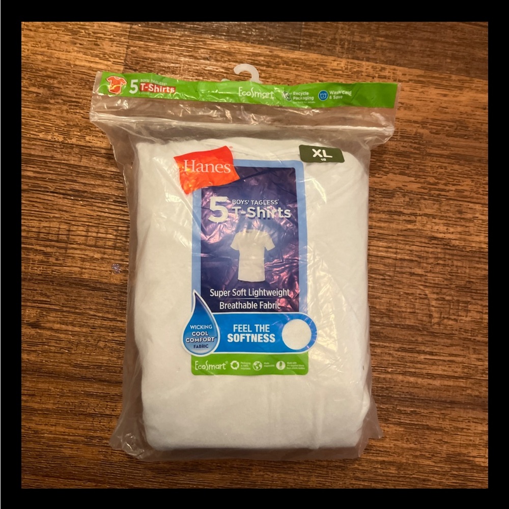 New Hanes Tagless White Pack5 T-shirts. Super soft & breathable fabric